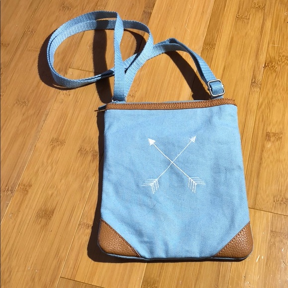 thirty-one Handbags - NWOT 31 Explorer Crossbody Stone Blue w/arrows